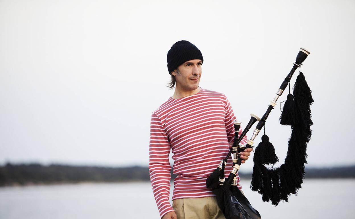 El gaitero Carlos Núñez vive el 25 aniversario de su primer disco 'A Irmandade das Estrelas' y lo celebra en Málaga con concierto en el Cervantes. 