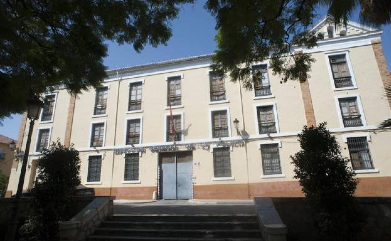 Fachada del antiguo cuartel situado en la plaza de Capuchinos. 