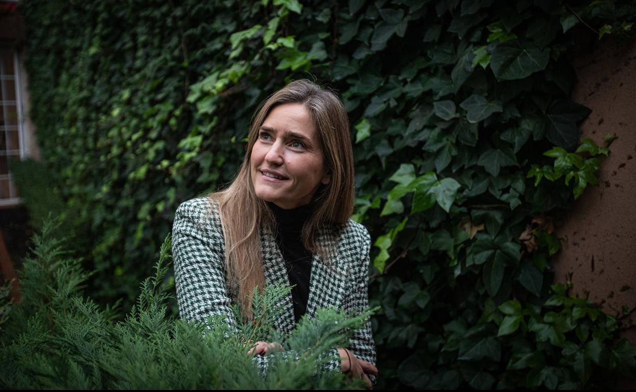 Sara Aagesen, en el jardín de un hotel de Bilbao. 