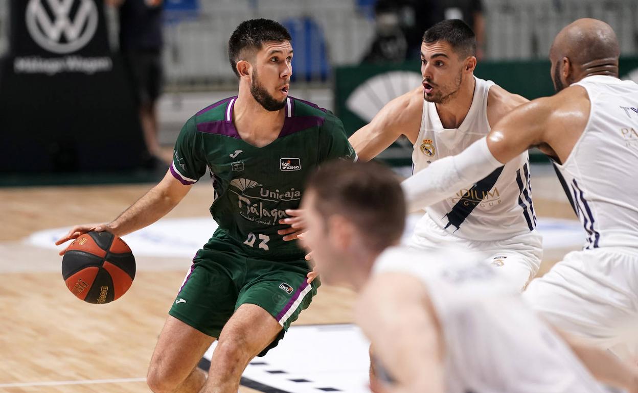 Bouteille y Abalde, en un duelo reciente entre el Unicaja y el Real Madrid. 