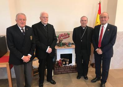 Imagen secundaria 1 - Momento de la entrega de la distinción a monseñor Amigo Vallejo en la capilla del Cristo de la Buena Muerte. Fernández Verni, cardenal Amigo, monseñor Catalá y Francisco de la Torre. Un momento de la intervención del alcalde de Málaga en el homenaje a Carlos Amigo.