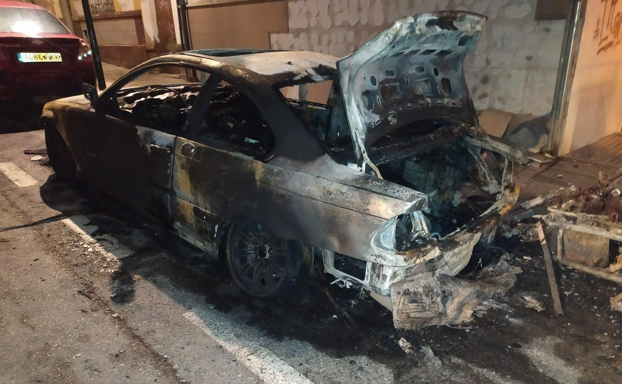 Dos motos y dos coches, afectados por un incendio en Fuente Olletas