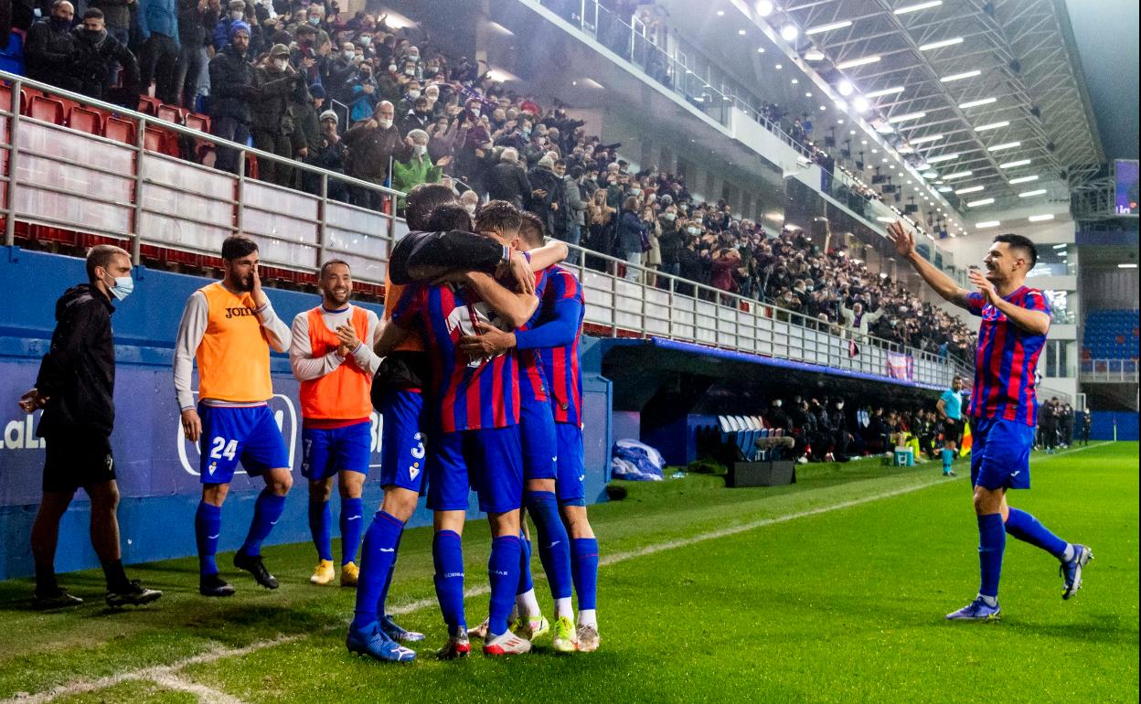 Jugadores del Eibar celebran un gol en Ipurúa esta temporada.