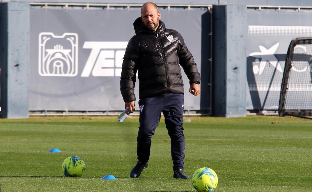 El entrenador del Málaga, José Alberto López, durante la sesión de trabajo de este viernes en el Anexo de La Rosaleda.