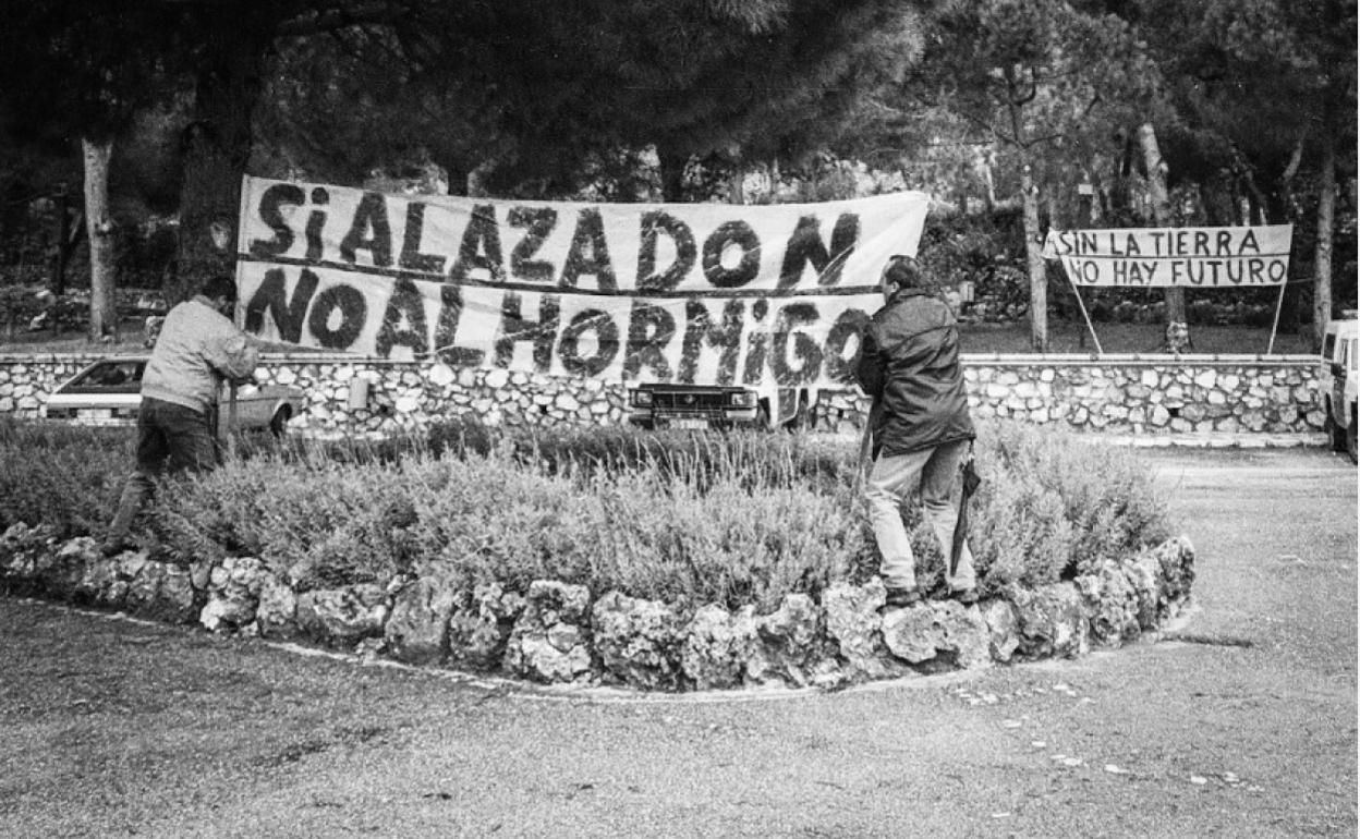 Una de las pancartas que se mostraron en las protestas de hace un cuarto de siglo. 