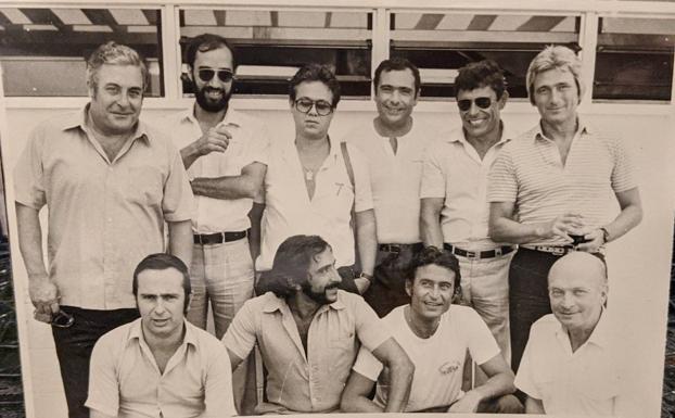 Imagen principal - Luis de la Torre, con algunos de sus compañeros del Grupo Costa del Sol, en varias imágenes captadas a lo largo de su trayectoria profesional. 