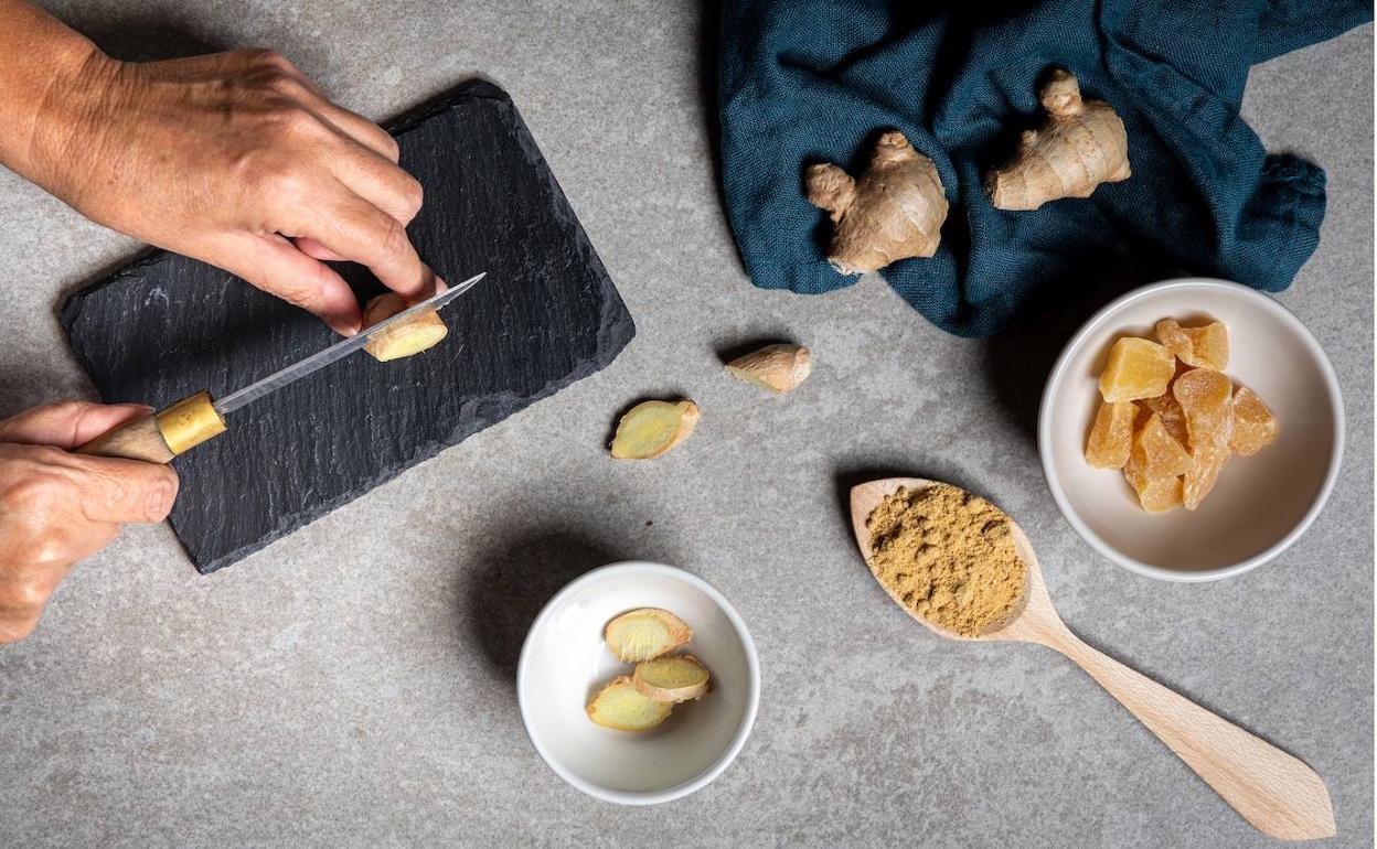 Fresco y seco. El jengibre se encuentra fresco en fruterías, pero también se vende seco, pulverizado como especia, y confitado. 