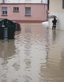 Imagen secundaria 2 - Varias calles inundadas en Pamplona.