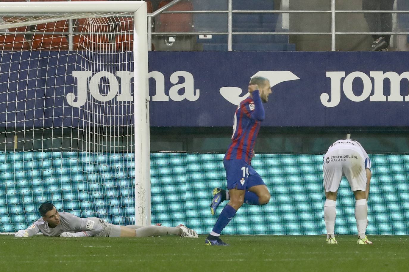 Fotos: El Málaga empata en el campo del Eibar (2-2)