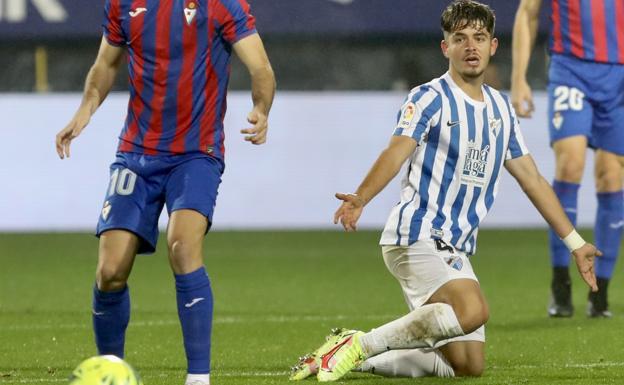 Dani Lorenzo, jugador de la cantera del Málaga, durante el encuentro de Liga contra el Eibar en Ipurúa, su debut como titular en el conjunto de La Rosaleda.