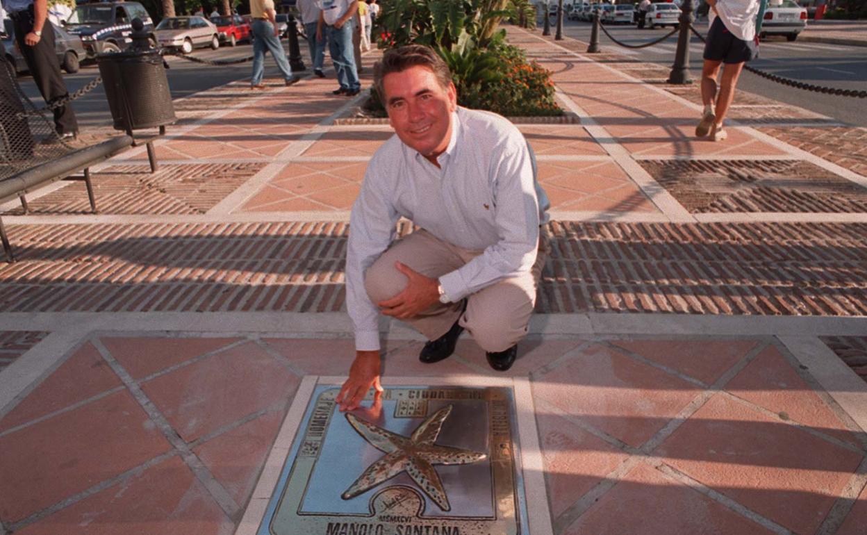 Manolo Santana muestra la placa dedicada a estrellas del deporte en Marbella. 