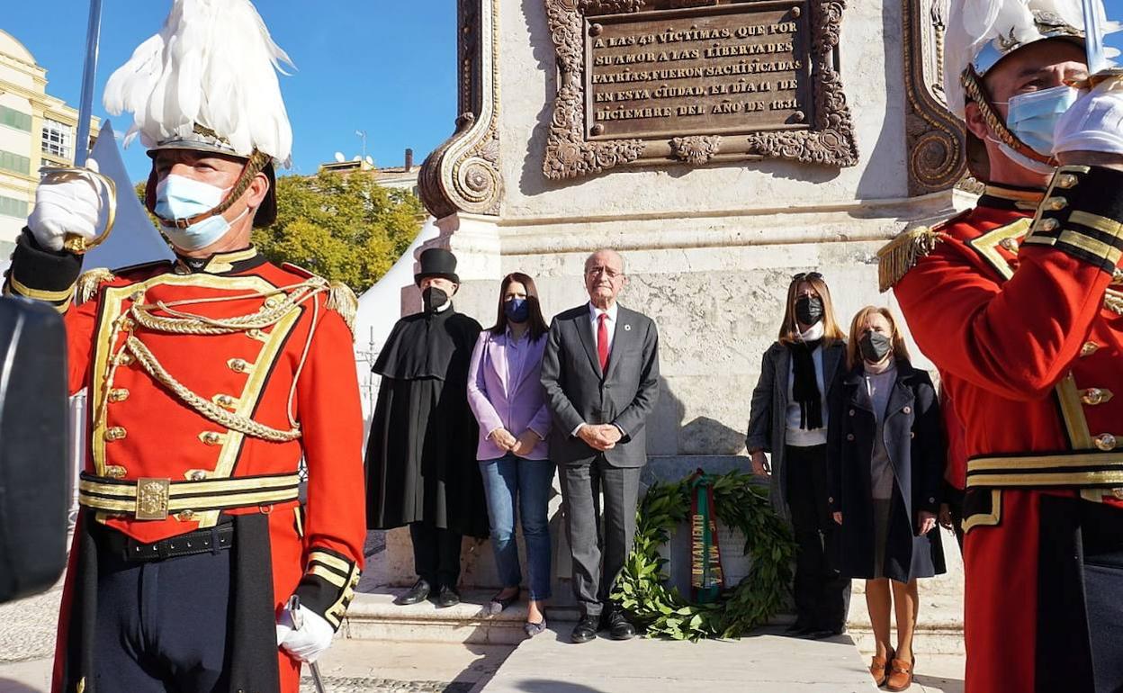 El alcalde y la representación municipal, durante el homenaje