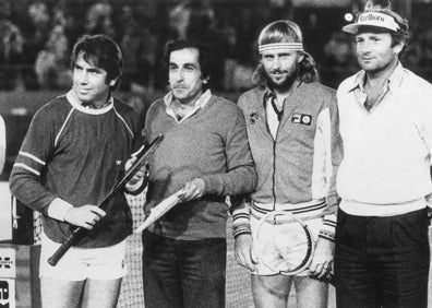 Imagen secundaria 1 - Sobre estas líneas, Santana entreándose; debajo, Santana (izquierda) y Borg (segundo por la derecha) en un Open en Marbella y, a la derecha, Santana con Jaime de Mora y Aragón. 