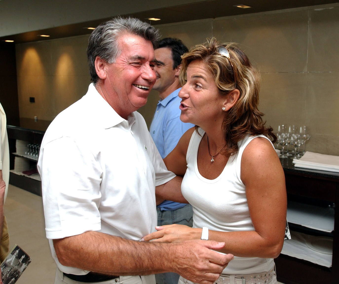 Manolo Santana saluda a Arantxa Sánchez Vicario durante unas jornadas en el Campeonato de España de Tenis de 2005.