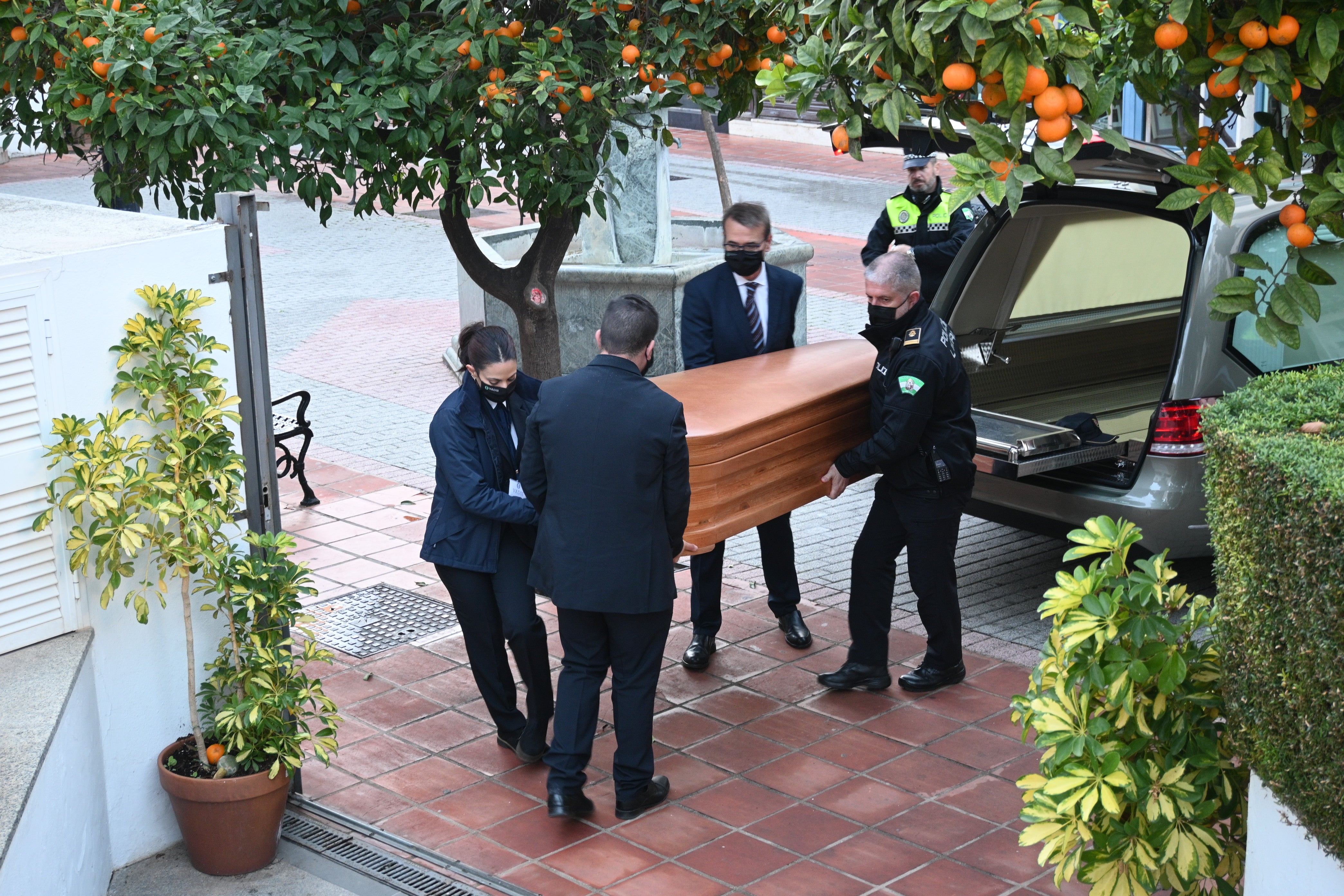 El féretro con los restos mortales del tenista permanecerán durante la jornada de este domingo en la capilla ardiente instalada en el centro ciudadano Hospital Real de la Misericordia, en pleno centro de la localidad de adopción de la leyenda del deporte español.