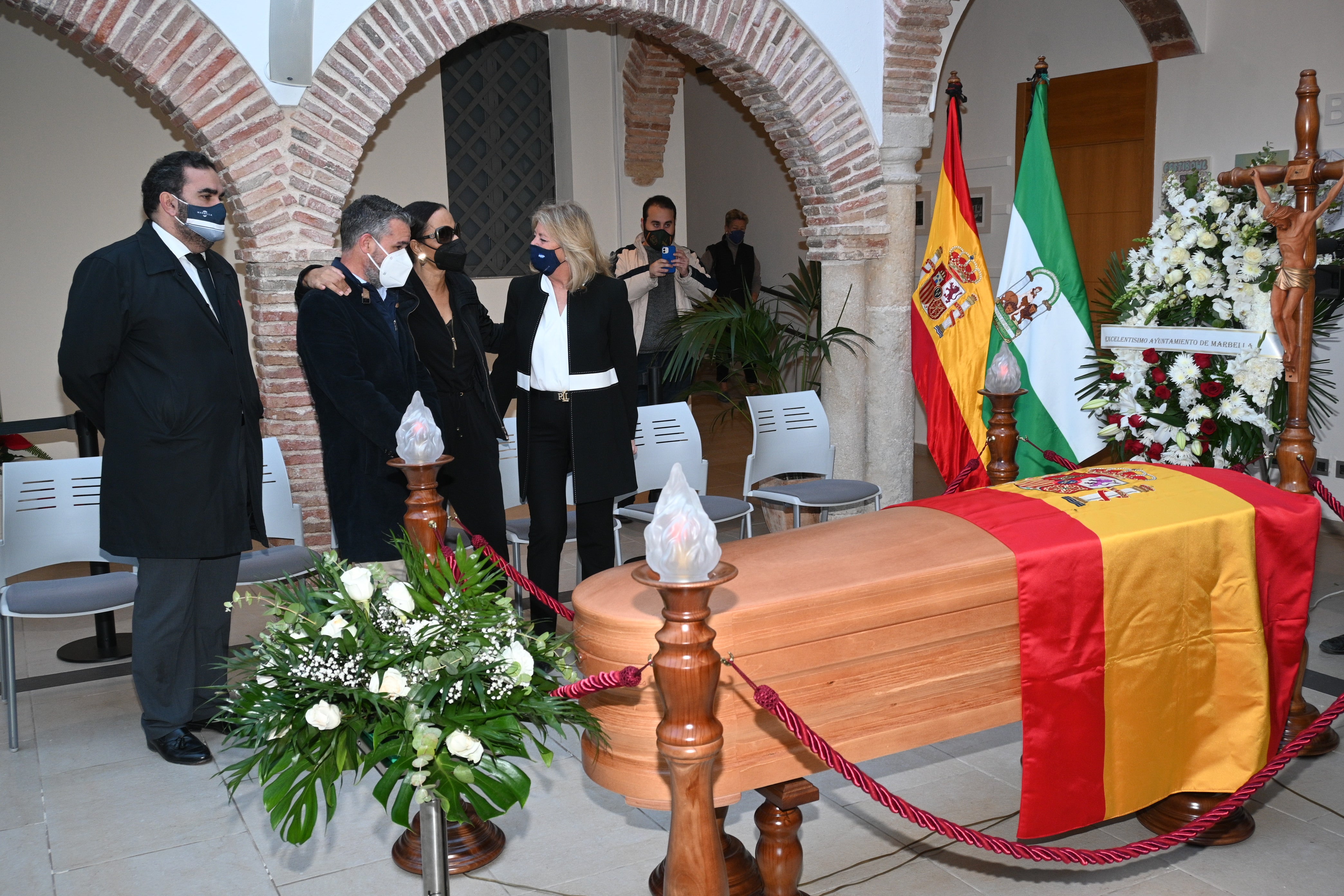 El féretro con los restos mortales del tenista permanecerán durante la jornada de este domingo en la capilla ardiente instalada en el centro ciudadano Hospital Real de la Misericordia, en pleno centro de la localidad de adopción de la leyenda del deporte español.