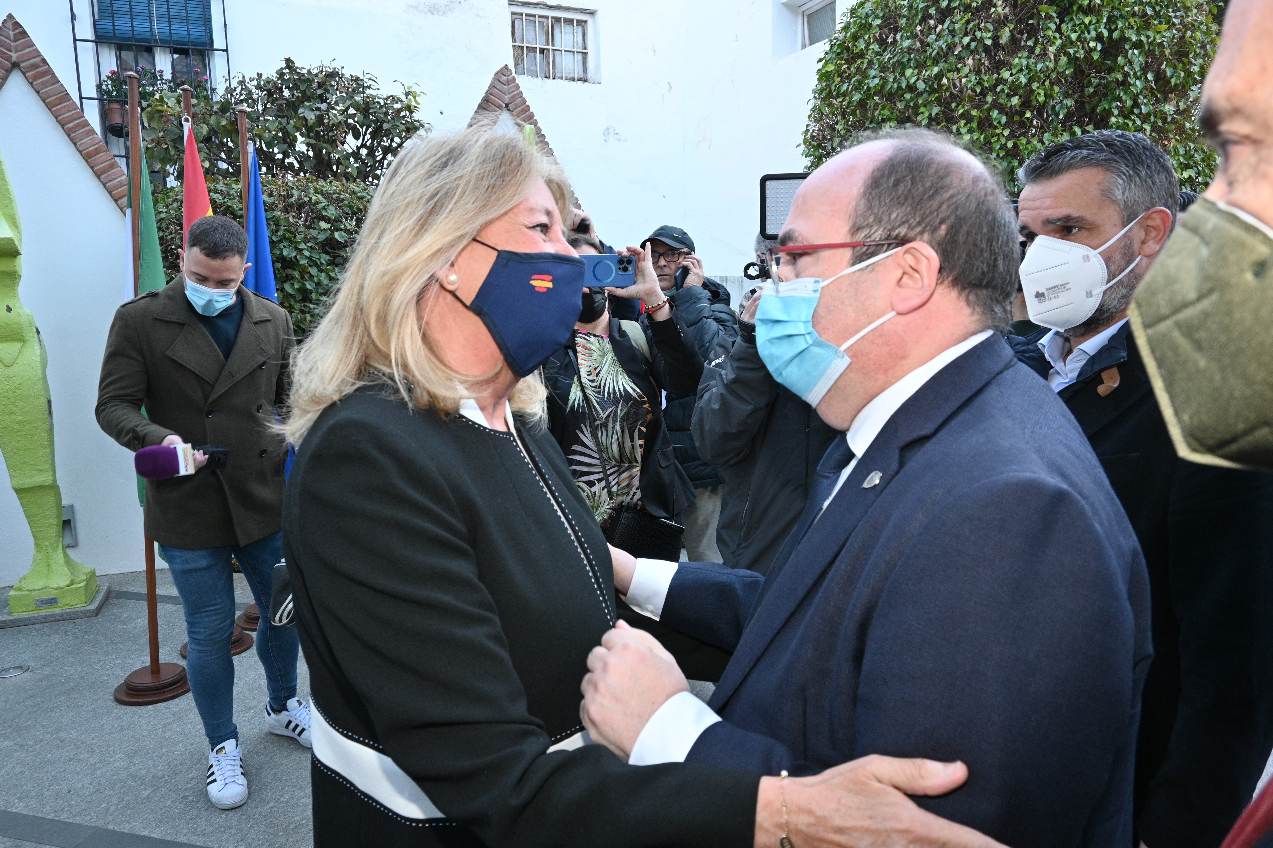 El féretro con los restos mortales del tenista permanecerán durante la jornada de este domingo en la capilla ardiente instalada en el centro ciudadano Hospital Real de la Misericordia, en pleno centro de la localidad de adopción de la leyenda del deporte español.