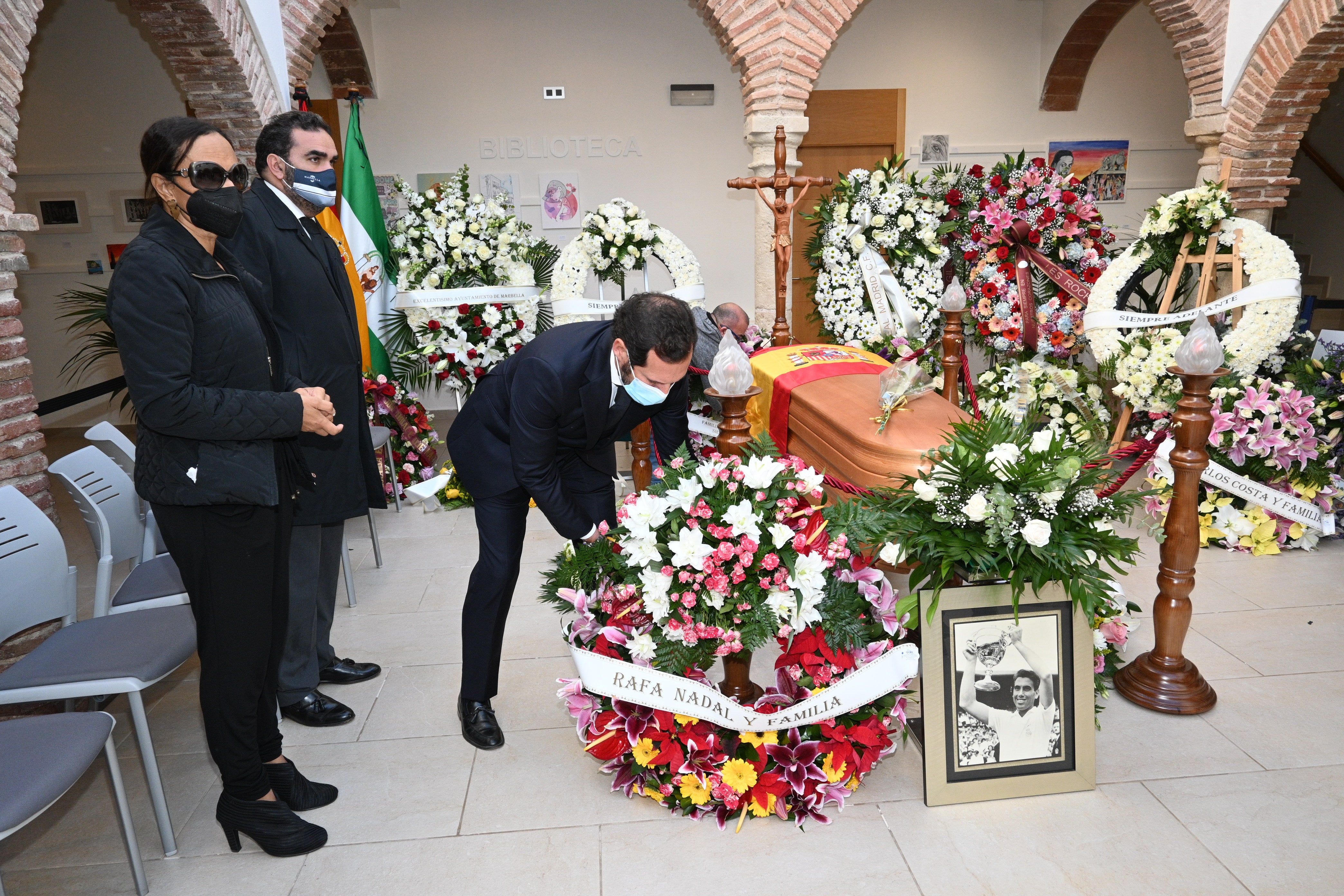 El féretro con los restos mortales del tenista permanecerán durante la jornada de este domingo en la capilla ardiente instalada en el centro ciudadano Hospital Real de la Misericordia, en pleno centro de la localidad de adopción de la leyenda del deporte español.