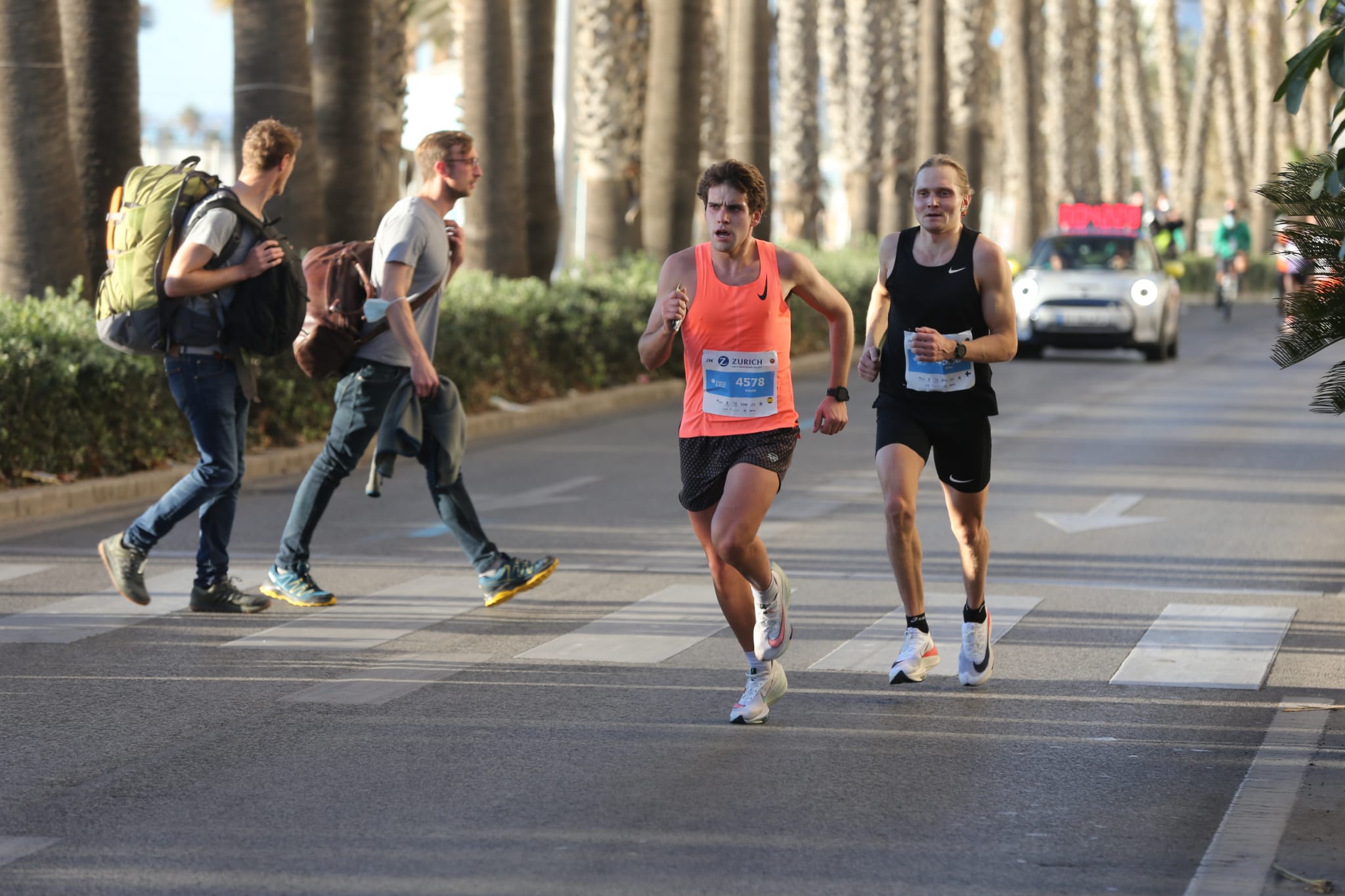 Cerca de 9.000 corredores participan en esta prueba que incluye también una media maratón, con 4.700 atletas más