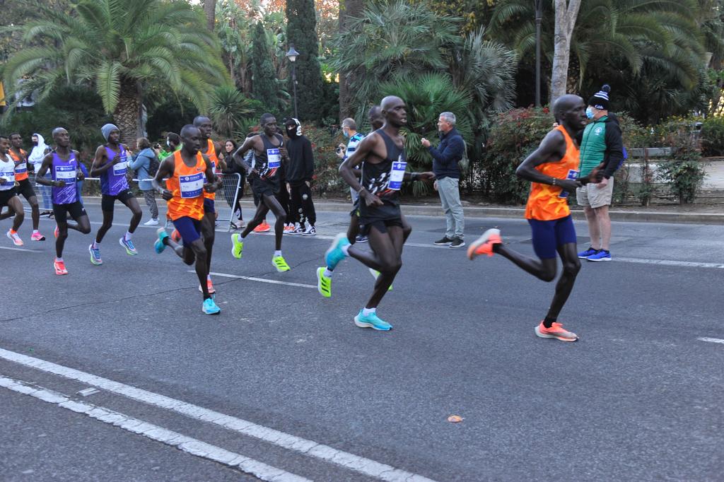 Cerca de 9.000 corredores participan en esta prueba que incluye también una media maratón, con 4.700 atletas más