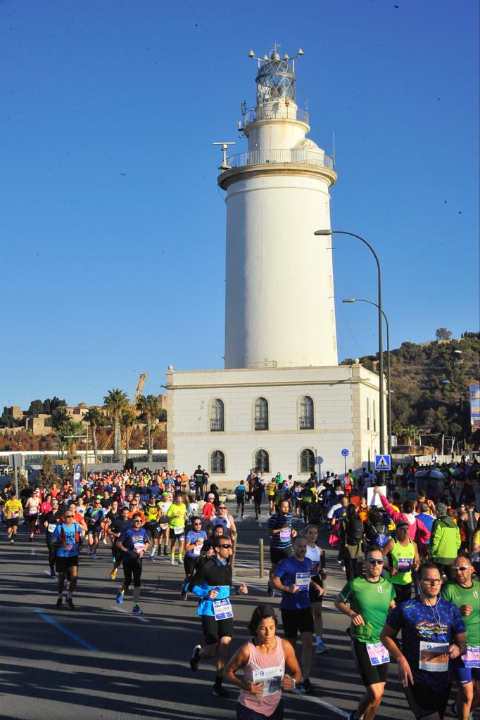 Cerca de 9.000 corredores participan en esta prueba que incluye también una media maratón, con 4.700 atletas más