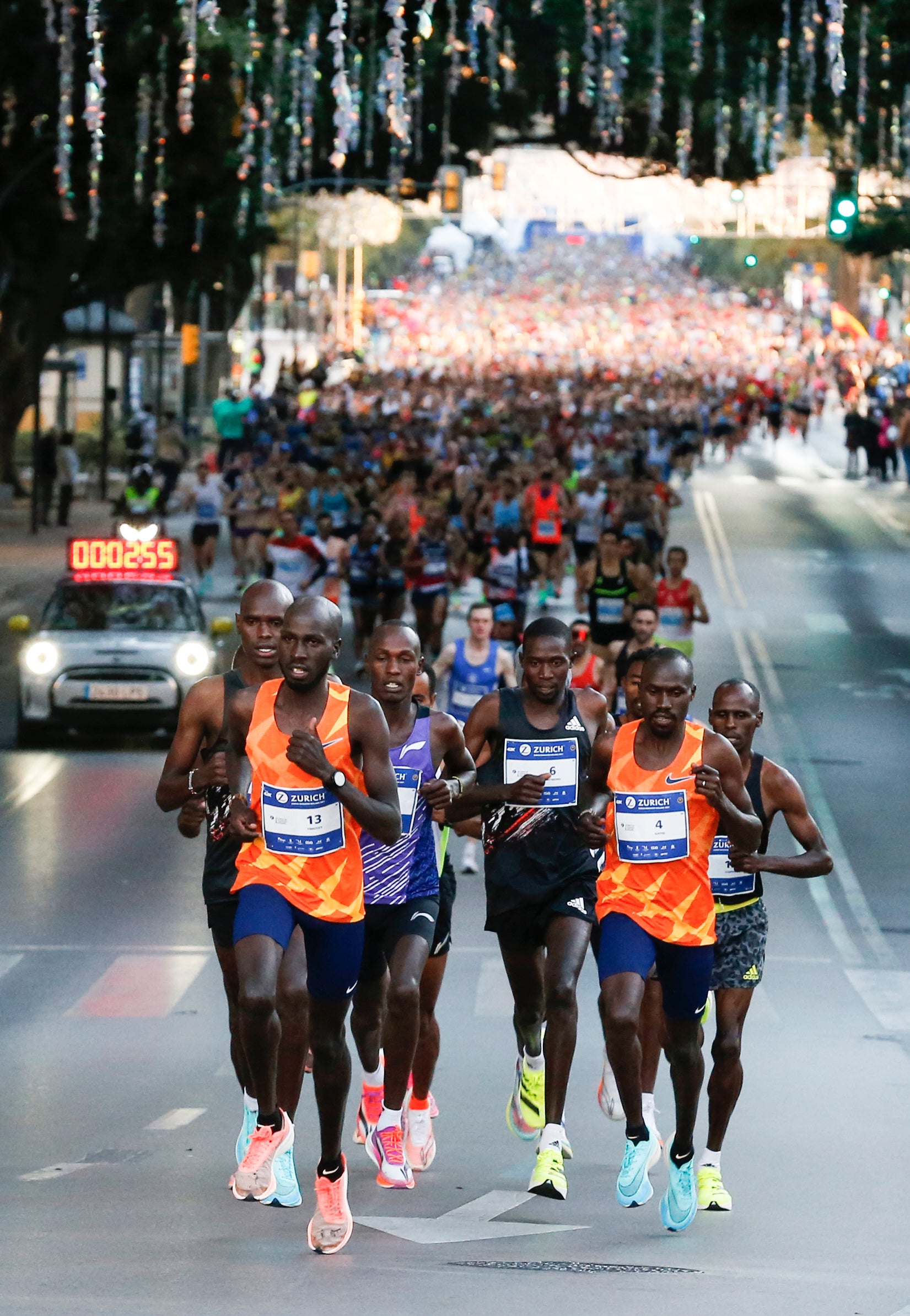 Cerca de 9.000 corredores participan en esta prueba que incluye también una media maratón, con 4.700 atletas más