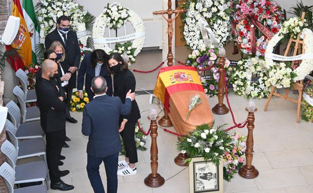 Garbiñe Muguruza y José Manuel Franco muestran su condolencias a la viuda, Claudia Rodríguez, junto al féretro de Manolo Santana en la capilla ardiente de Marbella.