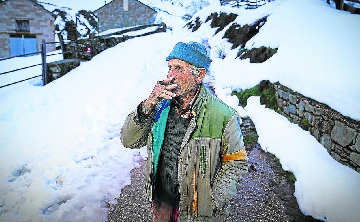 Joaquín Álvarez, 27 años de pastor trashumante, posa entre la nieve en el Camino Real de la Mesa que atraviesa Torrestío. 