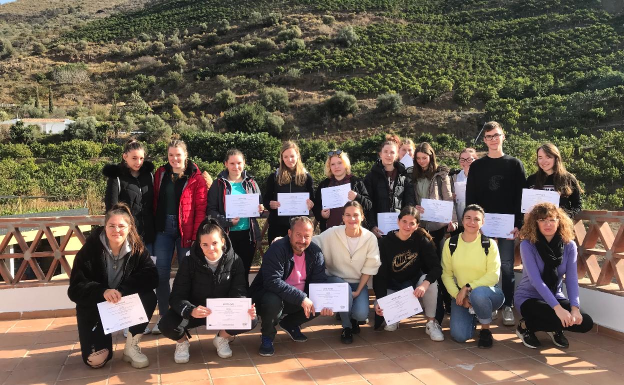 El grupo de estudiantes eslovenos, en una de las fincas que han visitado. 