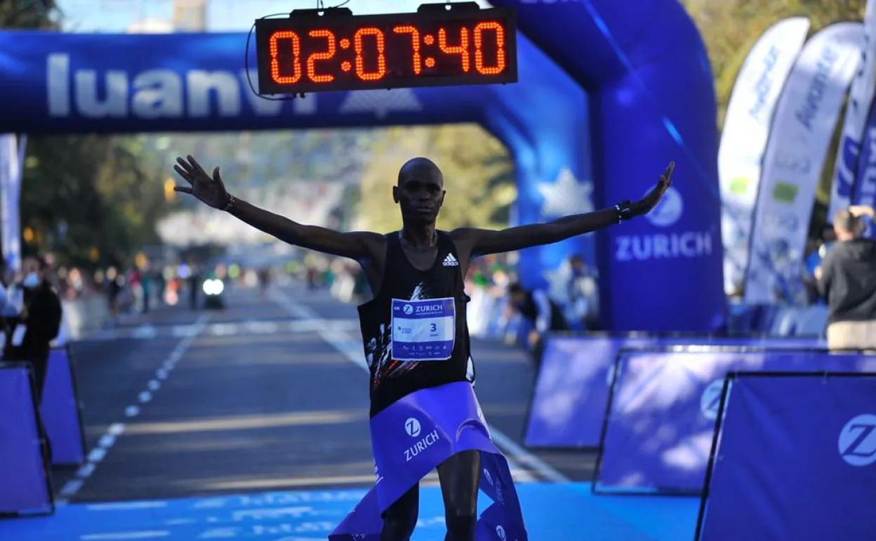 Mark Korir, rompe la cinta de llegada a meta y pulveriza el récord de maratón en Málaga. 