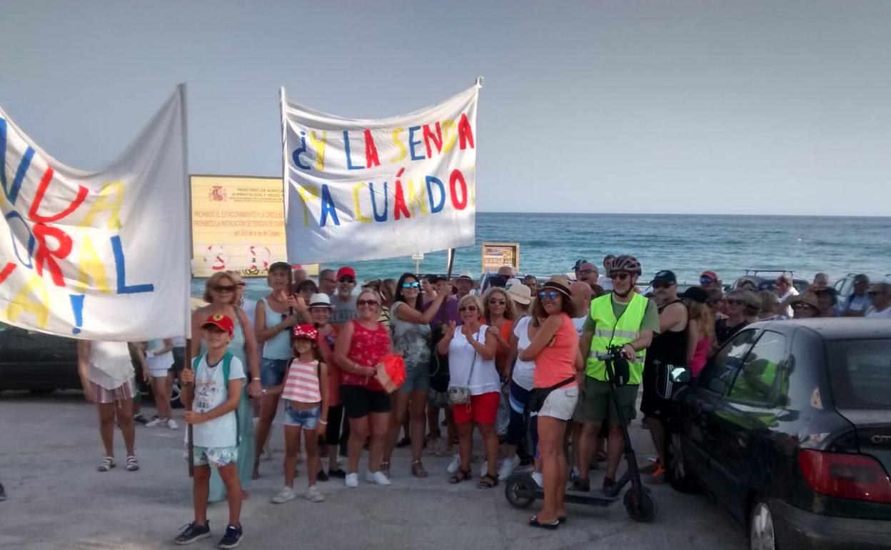 Imagen de una de las protestas vecinales celebrada en los últimos años para reclamar la Senda Litoral en Benajarafe y Chilches. 