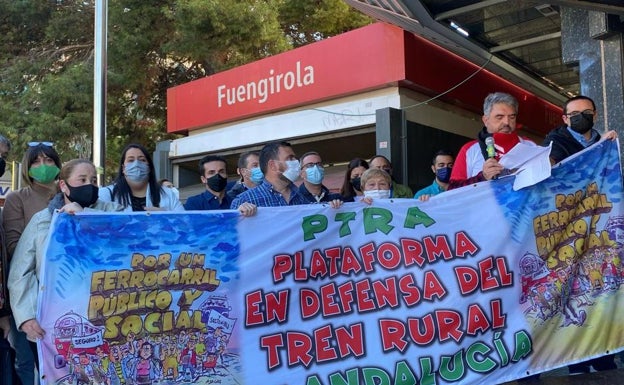 Imagen principal - Más imágenes de la protesta para pedir una mejora del servicio de Cercanías.
