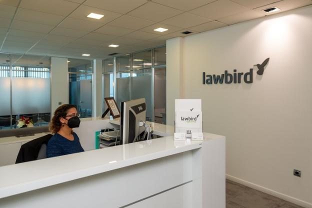 Lawbird, un despacho de abogados que ofrece una atención integral al extranjero