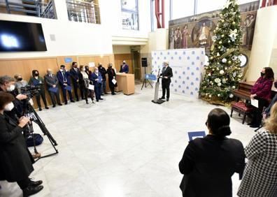 Imagen secundaria 1 - José María Muñoz, abogado y administrador judicial del Málaga CF y abajo, el subdelegado de Defensa en Málaga, Eduardo Llorente Erroz, durante su intervención