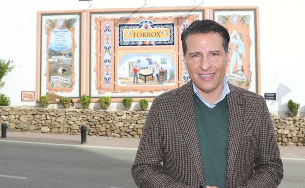 El alcalde Óscar Medina junto Mural Cerámico de las Migas.