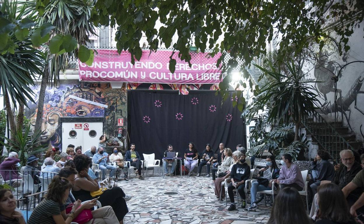 Una de las últimas asambleas realizadas en el patio de La Invisible. 