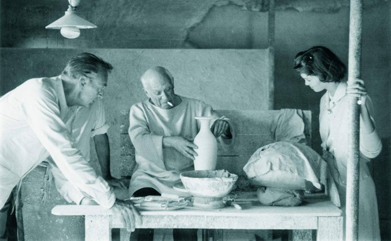 Imagen de Pablo Picasso trabajando en una escultura. 