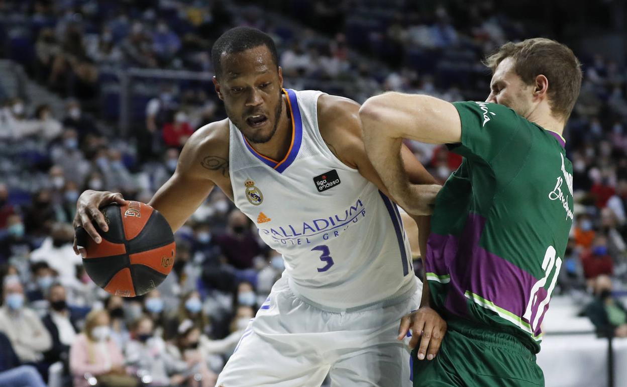 Una acción del Real Madrid-Unicaja del domingo, con Randolph y Abromaitis. 