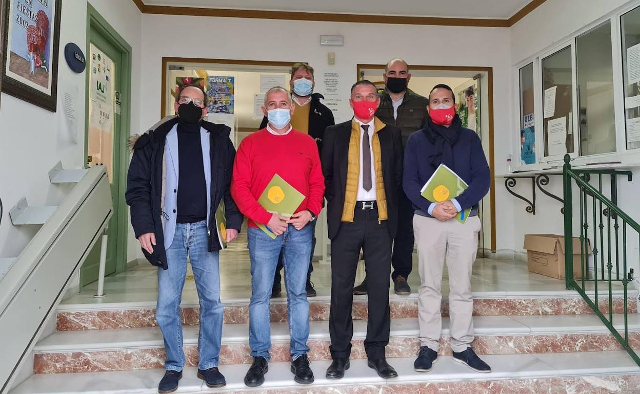 Los Planes de Inversión Mancomunados, han sido presentados a Mario Jiménez, alcalde de la localidad, por el presidente de de la Mancomunidad, José Antonio Mena. 