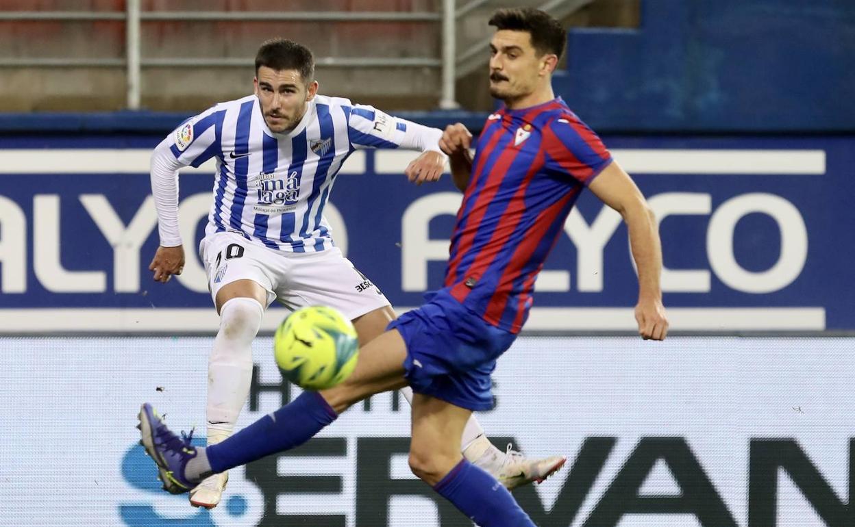 Jairo, en una jugada durante el último partido de la Liga contra el Eibar.