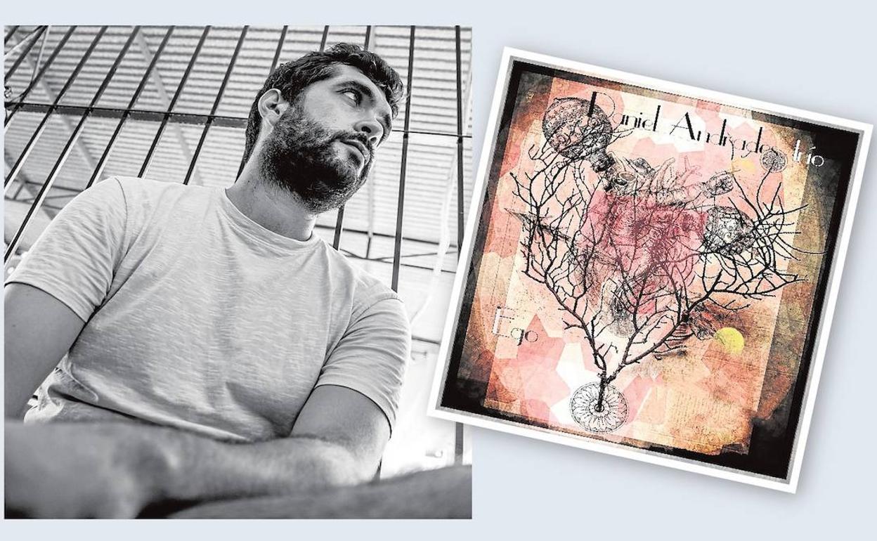 El compositor y pianista Daniel Andrades, junto a la portada del disco de su trío, 'Ego'.