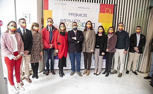 Imagen principal - En la primera imagen: María Dolores Fernández, Ángel Mora, Ruth Sarabia, Carlos Bautista, Ana Matas, Antonio Ferre, Toñi Ledesma, Jessica Montoya, María Jesús Fernández y Carlos Sánchez. En la segunda: Eva Villegas, de 'Los Reporteros' de RTVA, junto a Ángel Cañizares. En la tercera imagen: La vicerrectora de la Igualdad de la UMA, Isabel Jiménez y el alcalde de Málaga, Francisco de la Torre. 