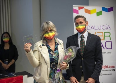 Imagen secundaria 1 - En la primera imagen: María Dolores Fernández, Ángel Mora, Ruth Sarabia, Carlos Bautista, Ana Matas, Antonio Ferre, Toñi Ledesma, Jessica Montoya, María Jesús Fernández y Carlos Sánchez. En la segunda: Eva Villegas, de 'Los Reporteros' de RTVA, junto a Ángel Cañizares. En la tercera imagen: La vicerrectora de la Igualdad de la UMA, Isabel Jiménez y el alcalde de Málaga, Francisco de la Torre. 