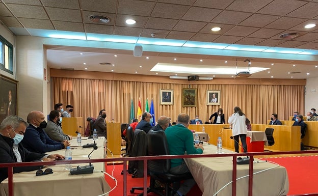 Imagen de la reunión de la delegada de la Junta con los alcaldes de la Axarquía, este jueves en Vélez-Málaga. 