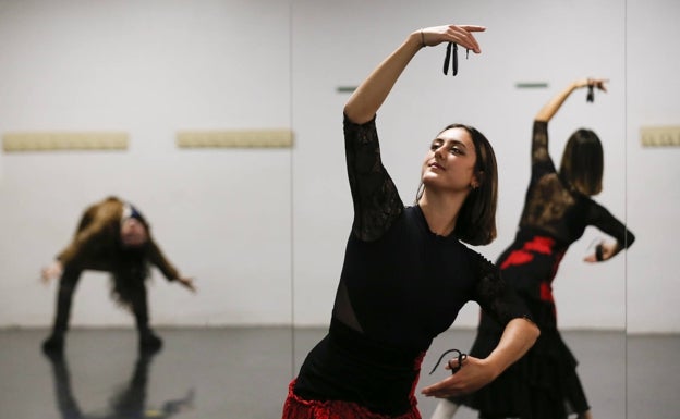 Carlota Gutiérrez está estudiando Danza Española en el Conservatorio Superior Ángel Pericet de Málaga. 