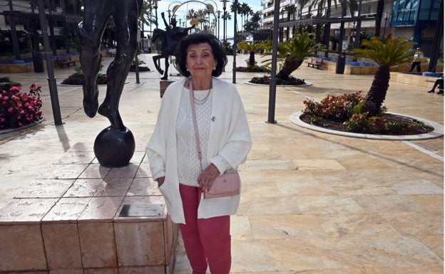 Teresa, en el Paseo del Mar de Marbella.