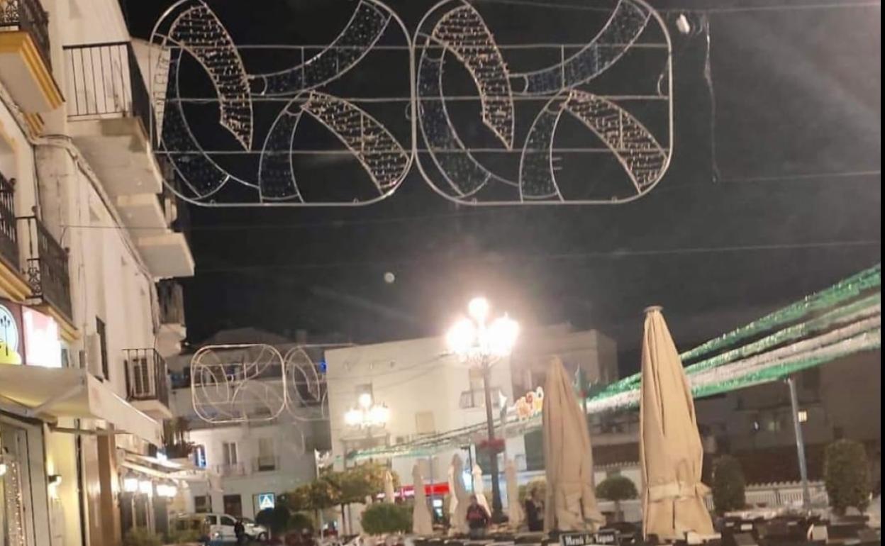 Imagen del alumbrado instalado en una calle del casco urbano torroxeño. 