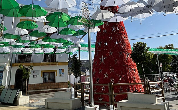Imagen del árbol navideño instalado en la plaza de la Constitución de Torrox. 