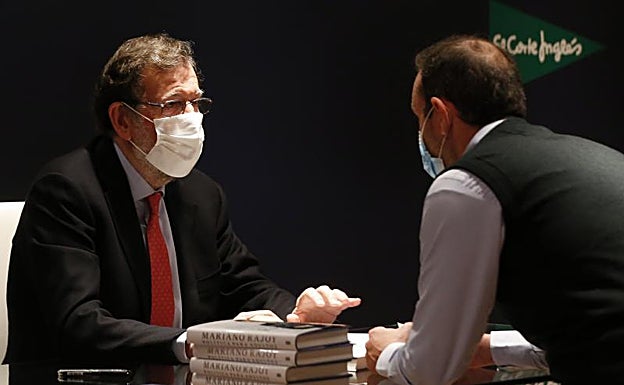 Rajoy, en un momento de la firma de ejemplares de su libro, editado por Plaza & Janés.