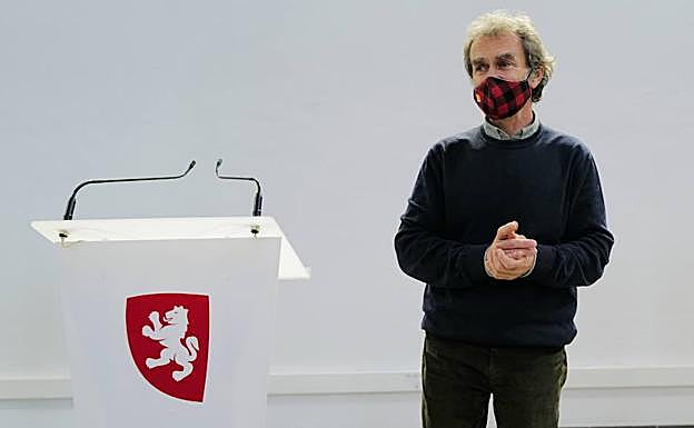 El director del Centro de Coordinación de Alertas y Emergencias Sanitarias (CCAES), Fernando Simón, en la presentación del nuevo cabezudo en su honor, a 17 de diciembre de 2021, en Zaragoza, Aragón 